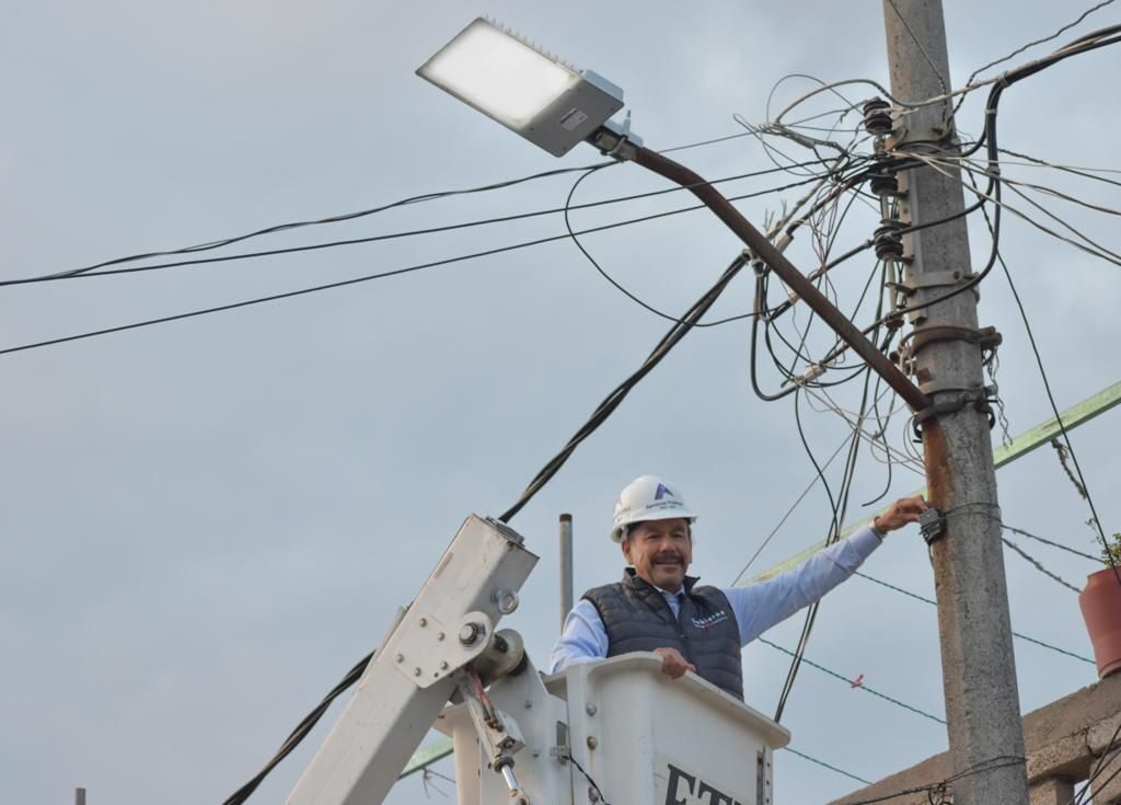 El alcalde Pedro Rodríguez conecta una de las luminarias