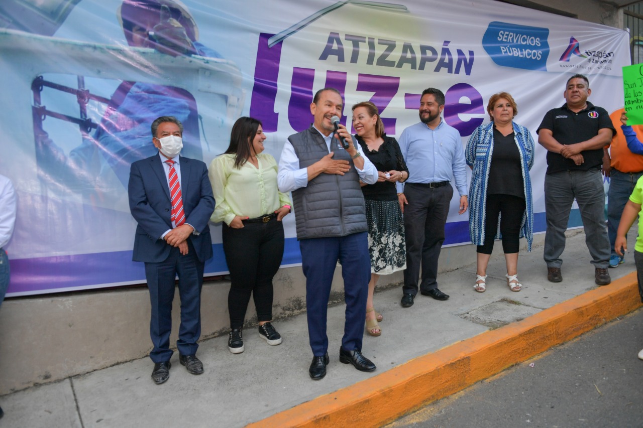 Pedro Rodríguez, alcalde de Atizapán de Zaragoza, entrega alumbrado