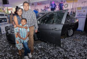 Familia de maestro beneficiada con auto en Atizapán de Zaragoza