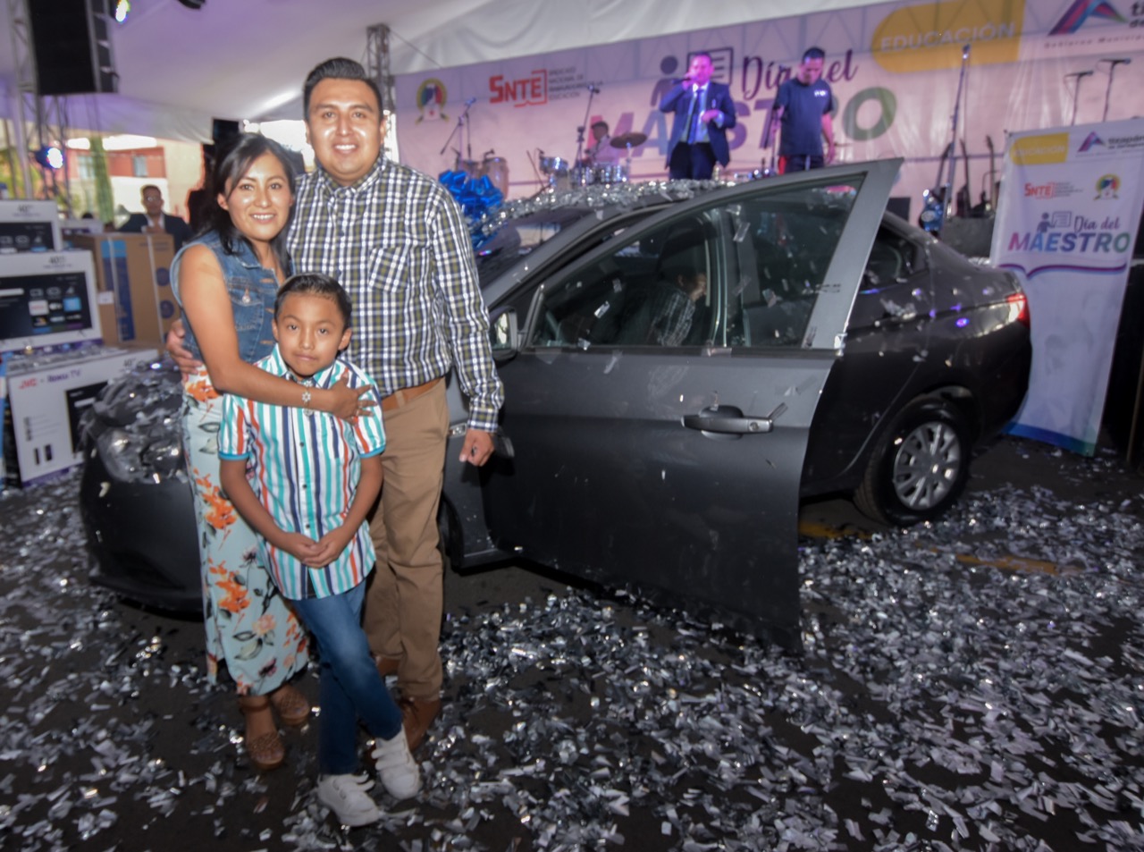 Familia de maestro beneficiada con auto en Atizapán de Zaragoza