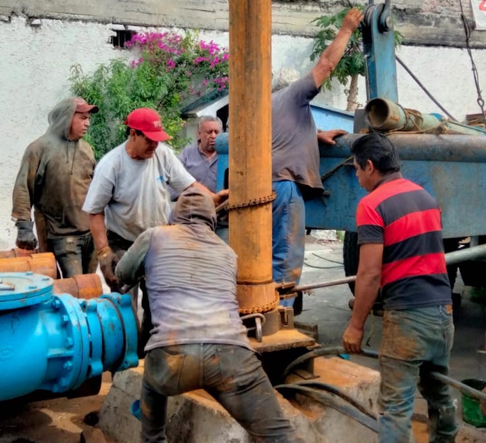 Trabajadores de OAPAS trabajan en reparar pozos de Echegaray