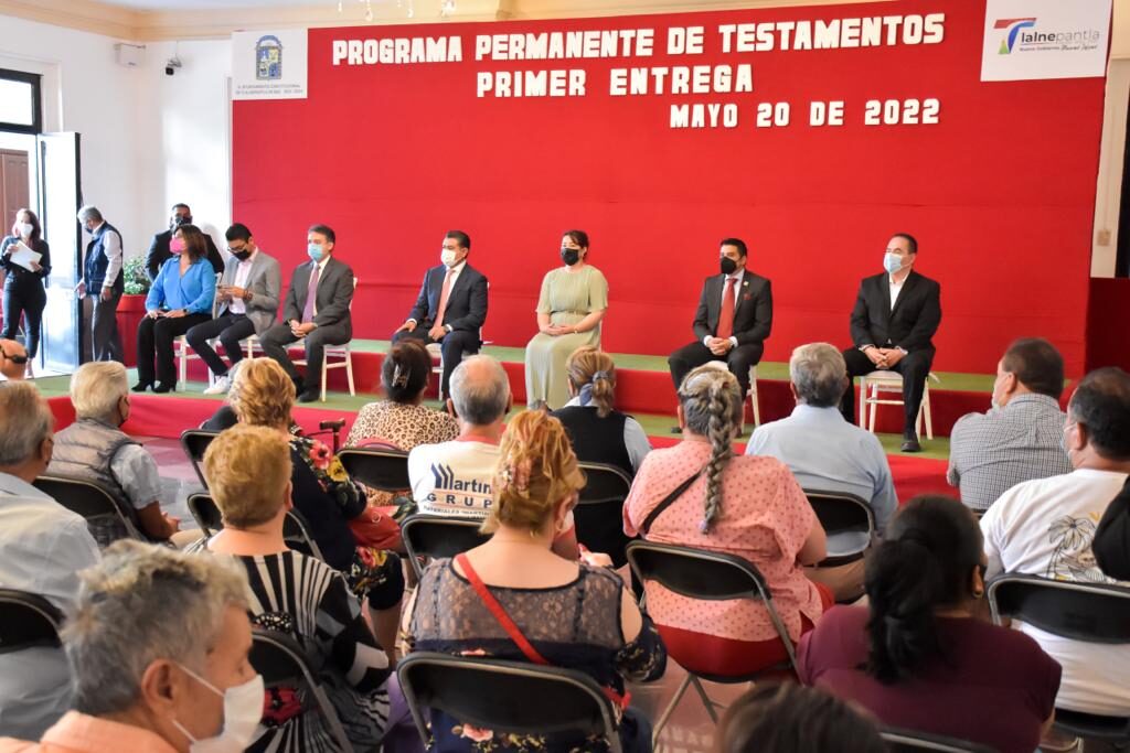 Entrega de testamentos por alcalde Tony Rodríguez y presidenta Honoraria del DIF María Gómez Martínez