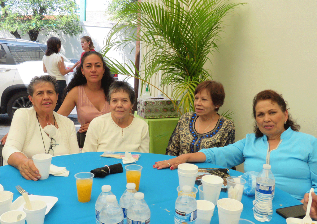 Asistentes al festejo por el Día de las Madres en Colonos del Fraccionamiento de Viveros de la Loma