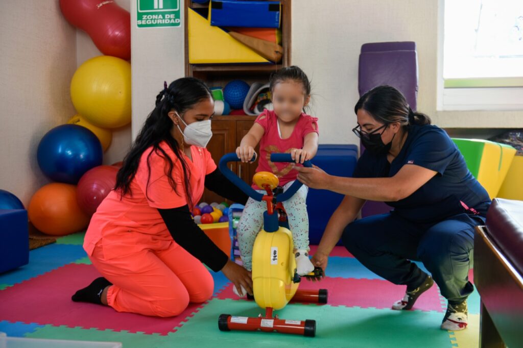 Niños reciben terapias para motivar todos sus sentidos en CRIS Naucalpan