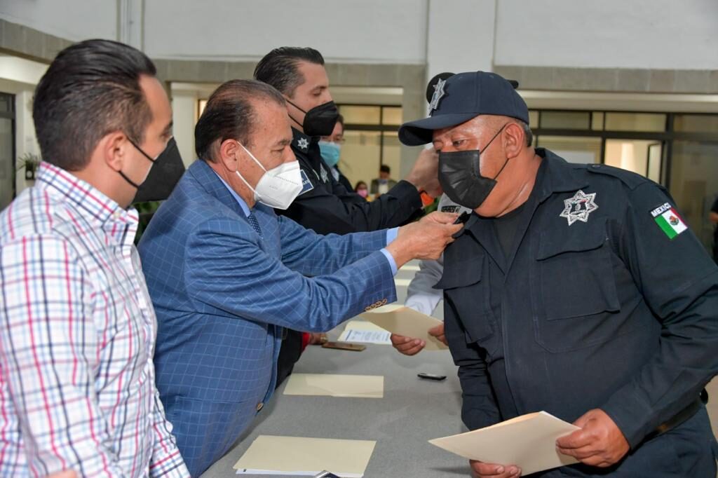 El alcalde Pedro Rodríguez y el mando Fidel Gómez Calcáneo imponen insignias de mayor grado