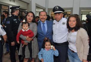 Camaradería entre el presidente de Atizapán, Pedro Rodríguez, de Zaragoza y los policías