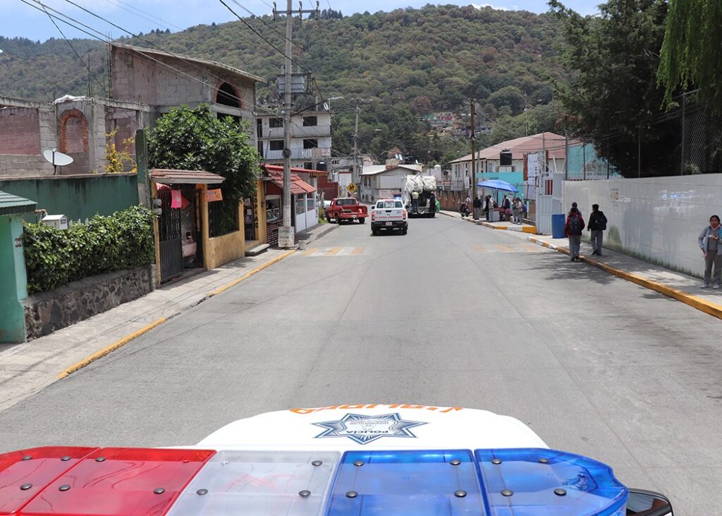 Orientan para que ya no se estacionen en avenidas principales en Huixquilucan