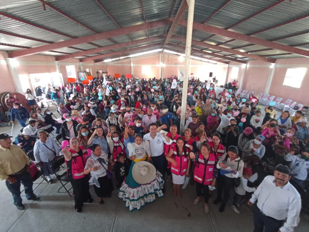 Cientos de mujeres de Ixtlahuaca y Temoaya con Enrique Vargas del Villar