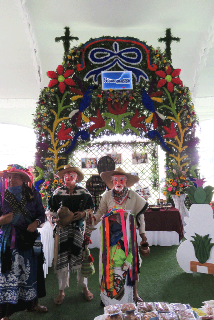 Danzantes en Feria Artesanal de Huixquilucan
