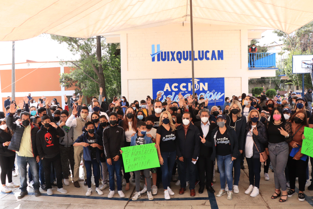 Agradecidos con Romina Contreras estudiantes de la secundaria “Enrique Pestalozzi”, en la colonia San Fernando, Huixquilucan