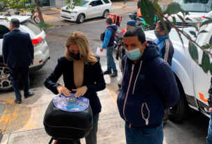 Romina Contreras, alcaldesa de Huixquiluca, pega calcomanía en motocicleta