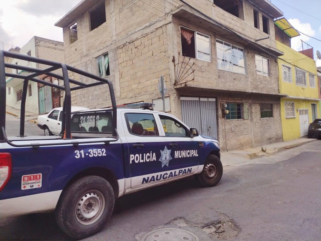 Policía de Naucalpan vigila que nadie se acerca a zona de riesgo