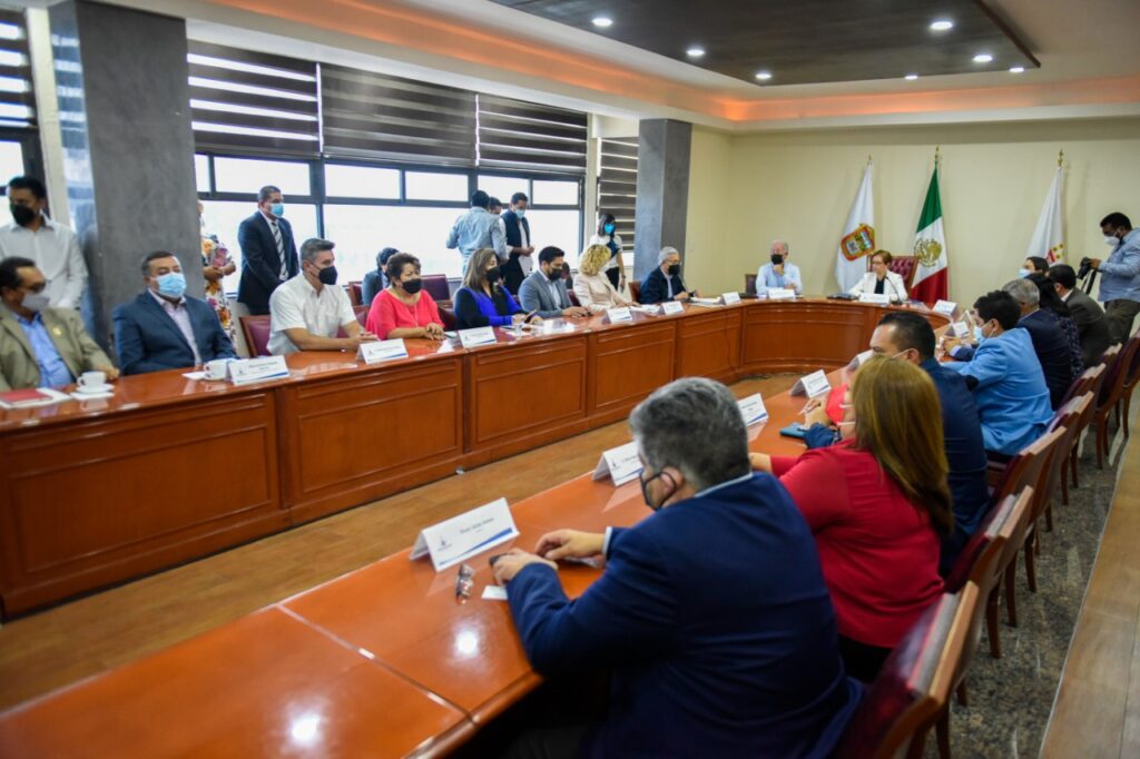 Funcionarios de primer nivel de Naucalpan en la firma con el gobierno del Estado de México