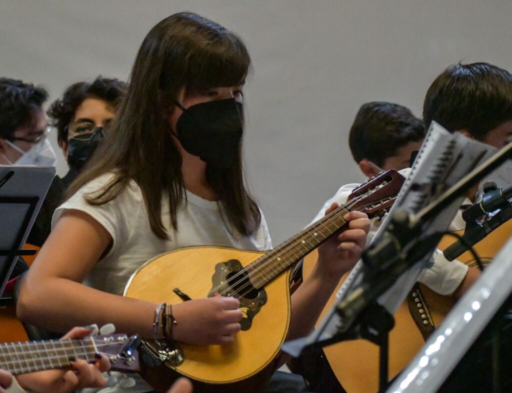 Mandolinas armonizan con guitarras y bajos en Orquesta Mexiquense de Cuerda Pulsada