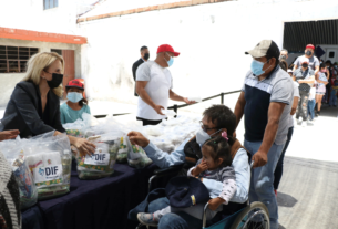 Familias vulnerables reciben alimentos en Huixquilucan