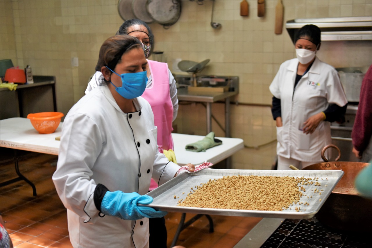 Palanqueta de cacahuate en proceso en DIF Naucalpan