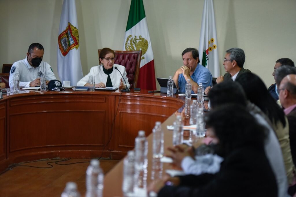 Angélica Moya y Rafael Ximenez en reunión con campesinos de Chimalpa