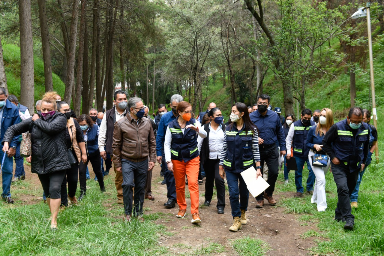 La alcaldesa Angélica Moya y colonos del fraccionamiento Jardines de Satélite