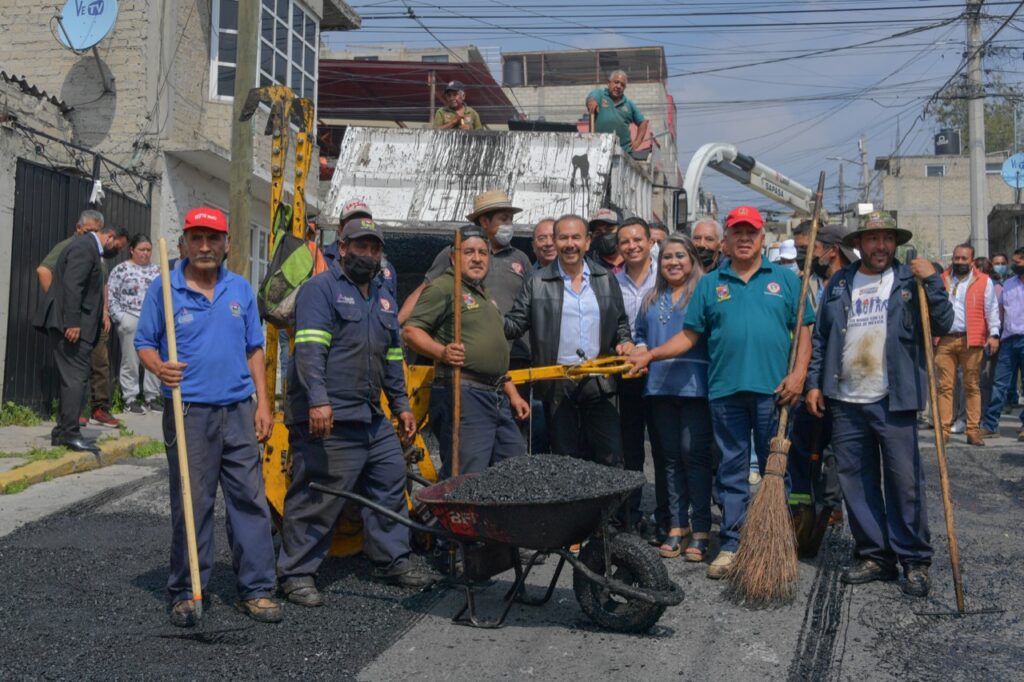 Pedro Rodríguez en el bacheo con los trabajadores de Servicios Públicos