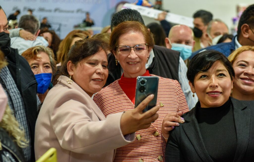 Secretarias y la alcaldesa Angélica Moya en las fotos del recuerdo