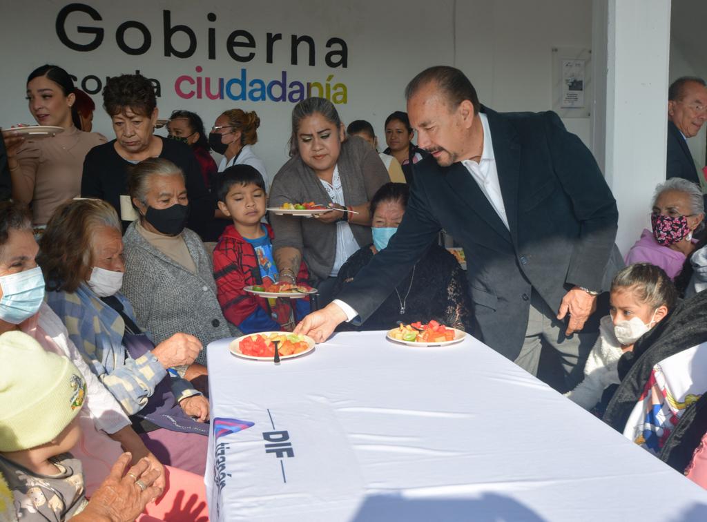 Pedro Rodríguez sirve la comida en comedor comunitario