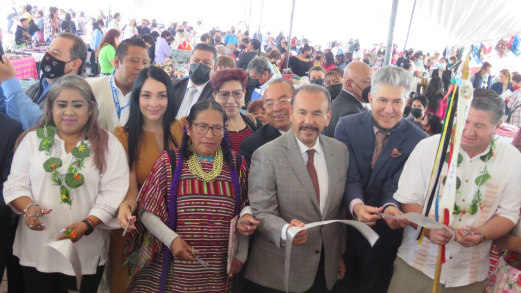 Soledad Avendaño y Pedro Rodríguez inauguran la Feria Artesanal Indígena
