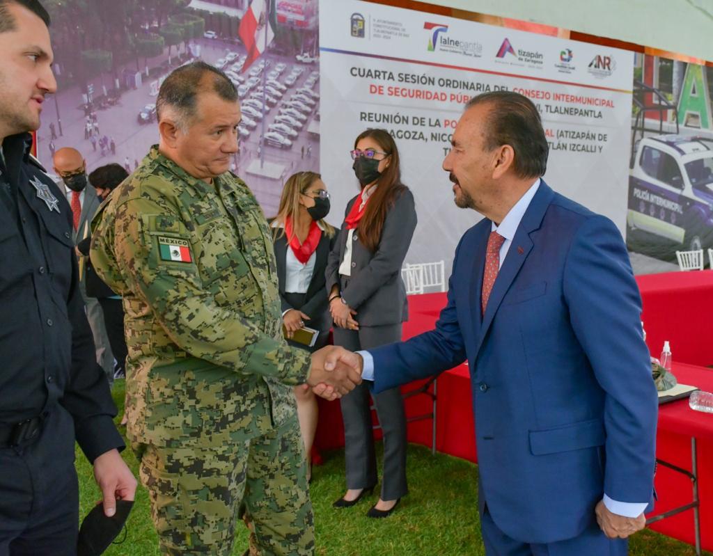 Alcalde Pedro Rodríguez y representante del Ejército