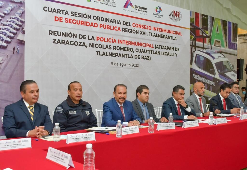 Los presidentes de Atizapán de Zaragoza, Pedro Rodríguez y el de Tlalnepantla, Tony Rodríguez con representantes de otros municipios