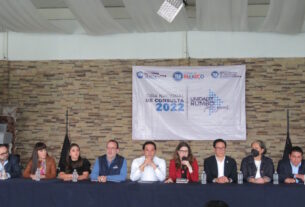 Enrique Vargas con miembros del CEN del PAN en rueda de prensa