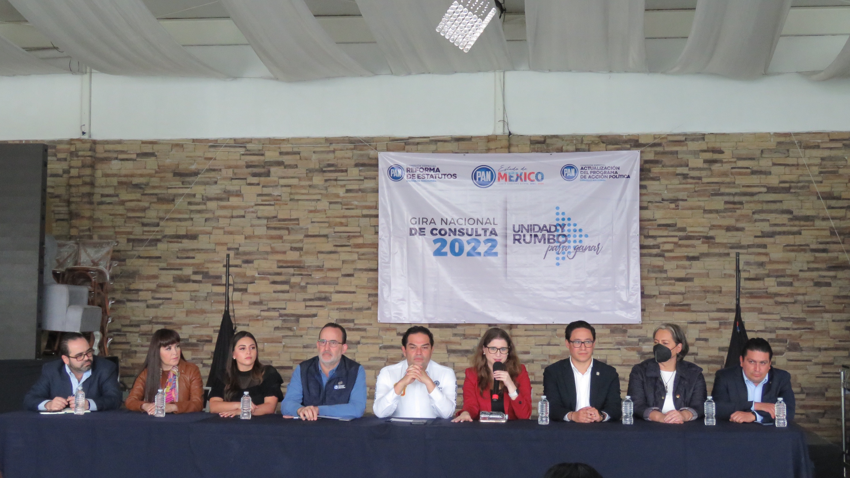 Enrique Vargas con miembros del CEN del PAN en rueda de prensa