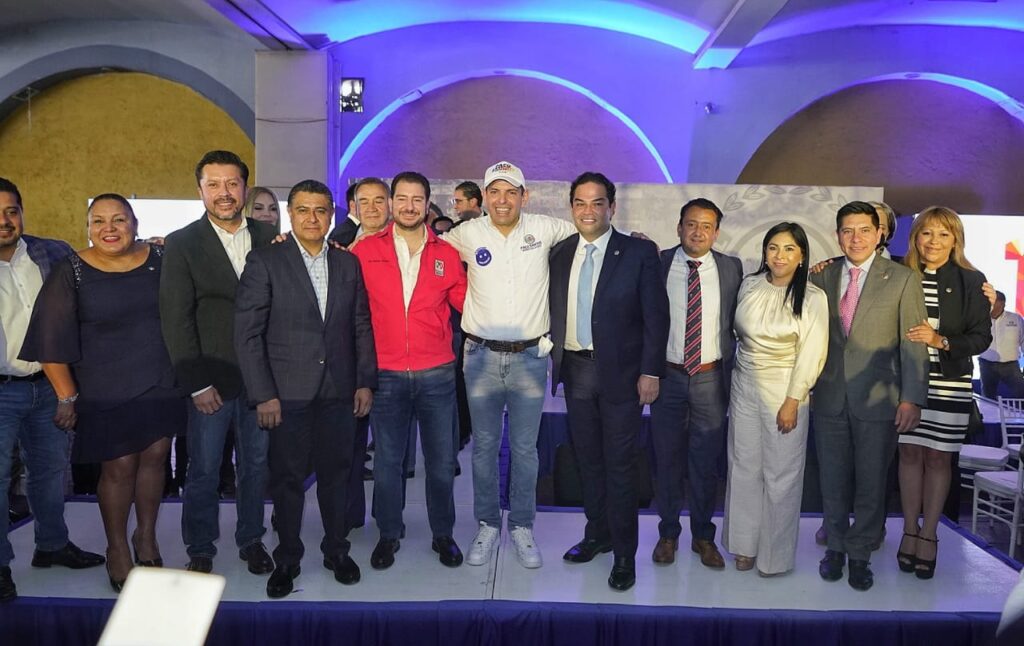 Representantes de partidos diversos con Enrique Vargas en evento de Francisco Santos