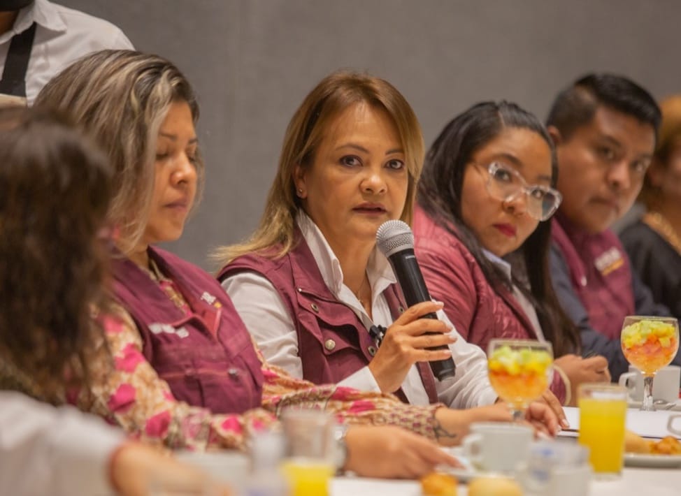 Gaby Valdepeñas explica la distribución de ayuda a personas vulnerables