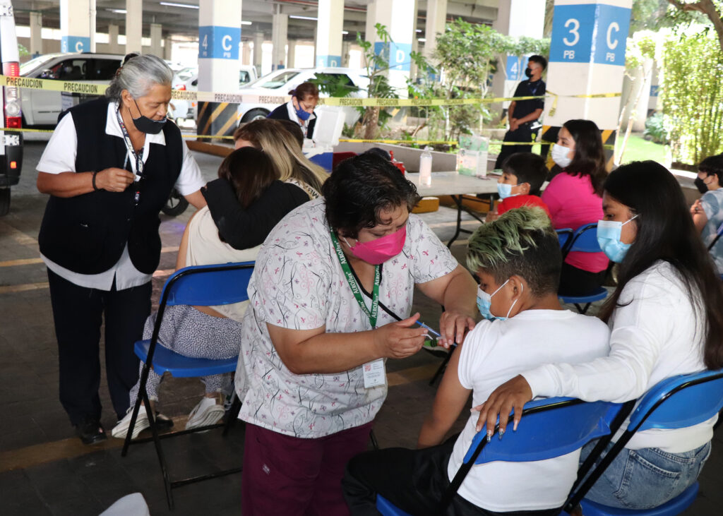 Muy concurrida la vacunación de niños de 9 años en Huixquilucan