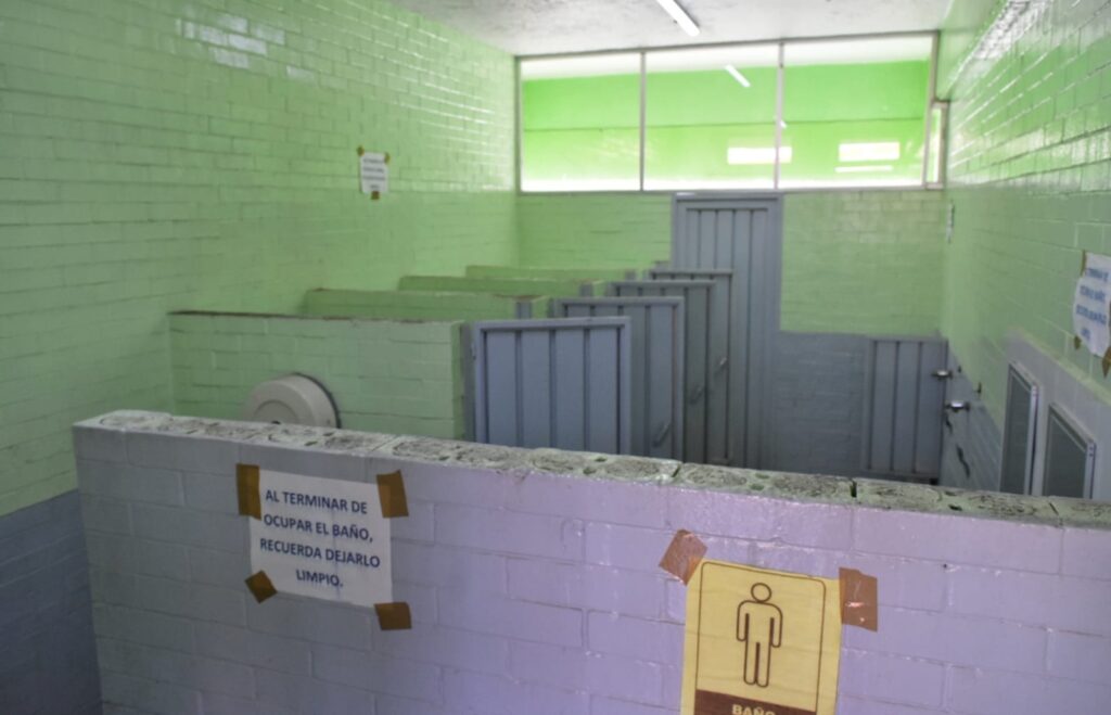 Los baños serán renovados en escuelas primarias y secundarias 