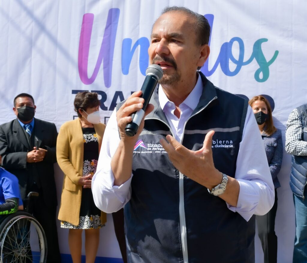 Pedro Rodríguez Villegas, habla ante los vecinos de Ampliación Las Peñitas