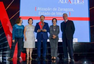 Alcalde Pedro Rodríguez recibe premio por ahorro de electricidad