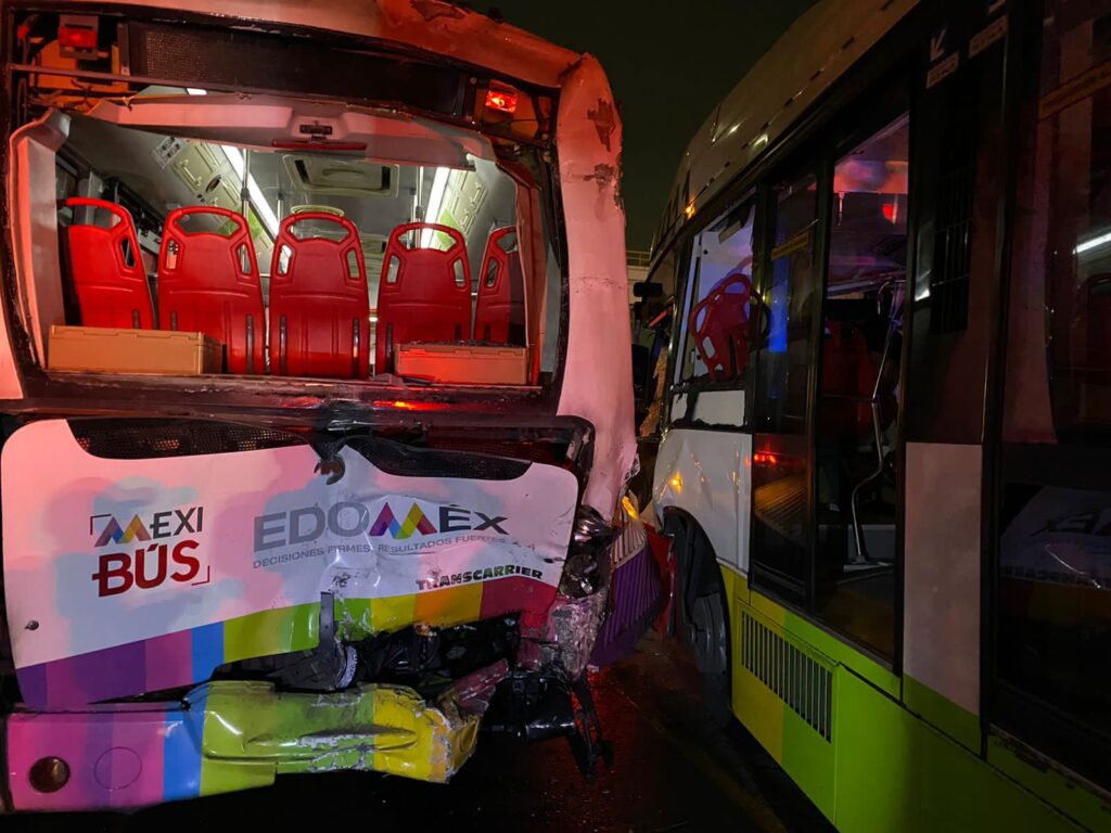 Parte trasera de mexibús chocado en Ecatepec