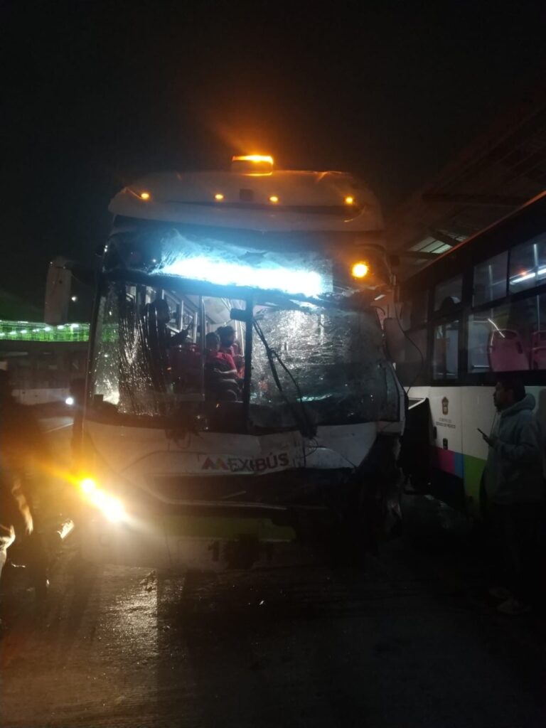 Parte delantera de mexibús que chocó en Ecatepec