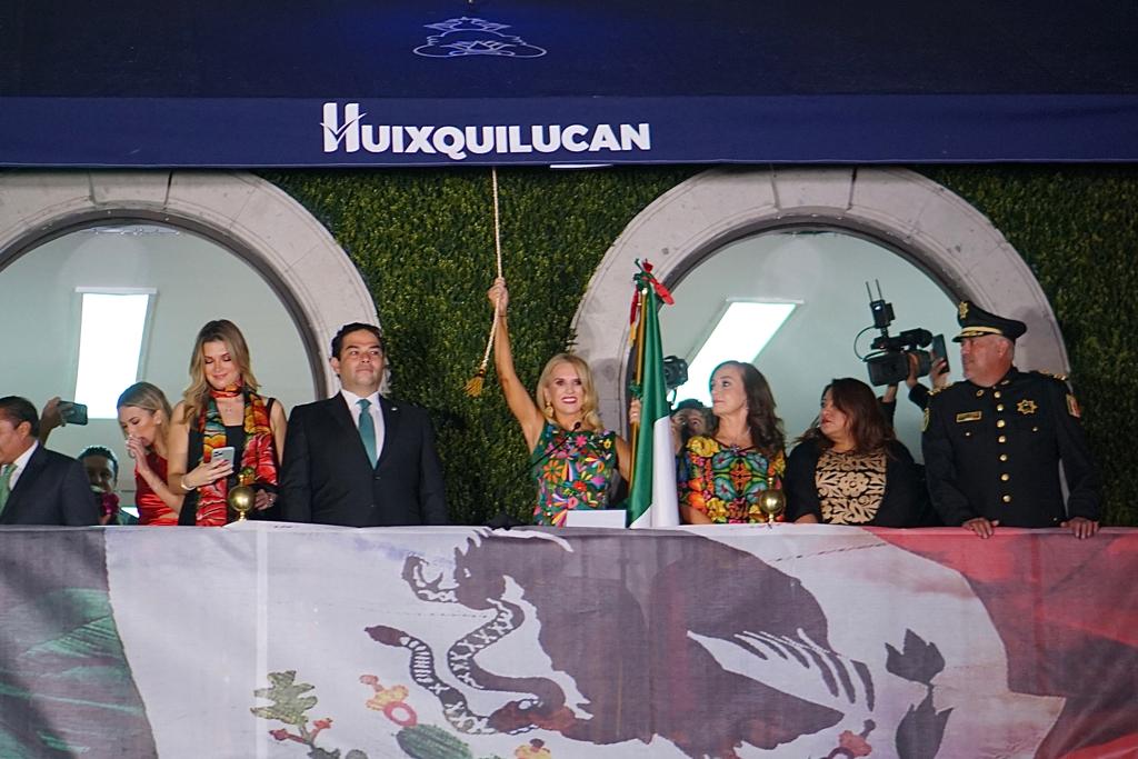 Romina Contreras, Enrique Vargas e hijas en Huixquilucan
