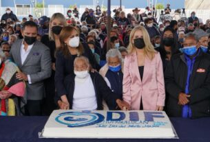 Abuelita y Romina Contreras parten el pastel en festejos del Adulto Mayor