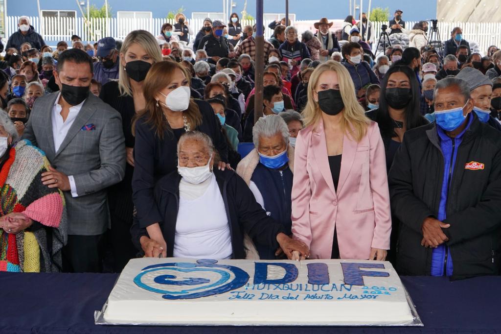 Abuelita y Romina Contreras parten el pastel en festejos del Adulto Mayor