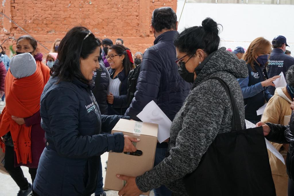Funcionarios de Huixquilucan reciben peticiones y entregan alimentos que mejoran la dieta