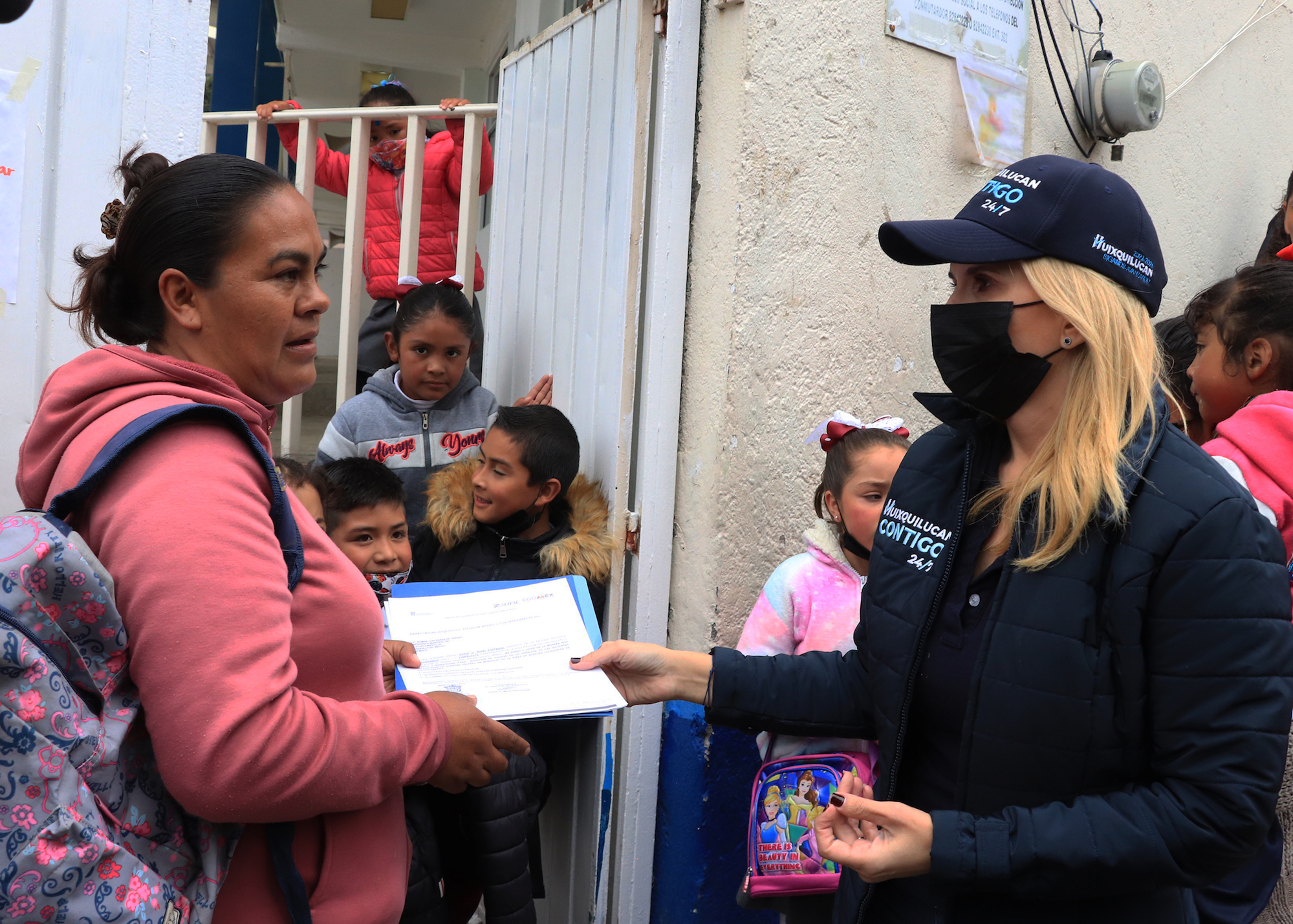 Romina Contreras recibe peticiones y entrega alimentos que mejoran la dieta de huixquiluquenses