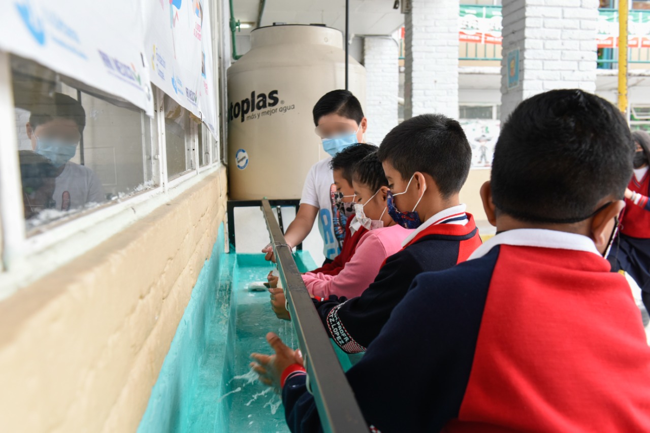 Niños conviven sanamente por lavamanos instalados por particulares y gobiernos en escuelas