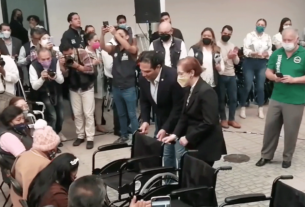 Enrique Vargas y Angélica Moya entregan aparatos a personas con discapacidad
