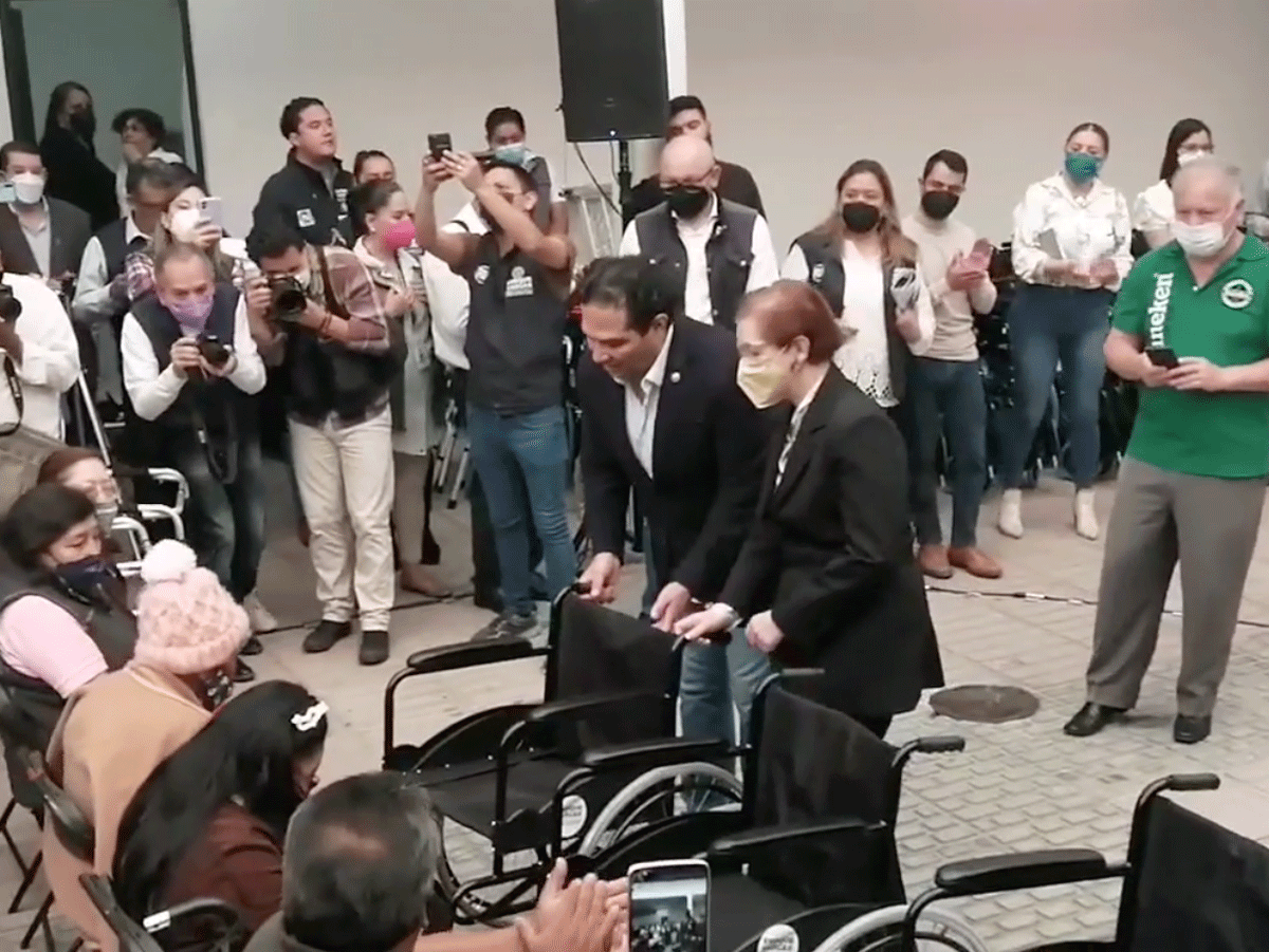 Enrique Vargas y Angélica Moya entregan aparatos a personas con discapacidad