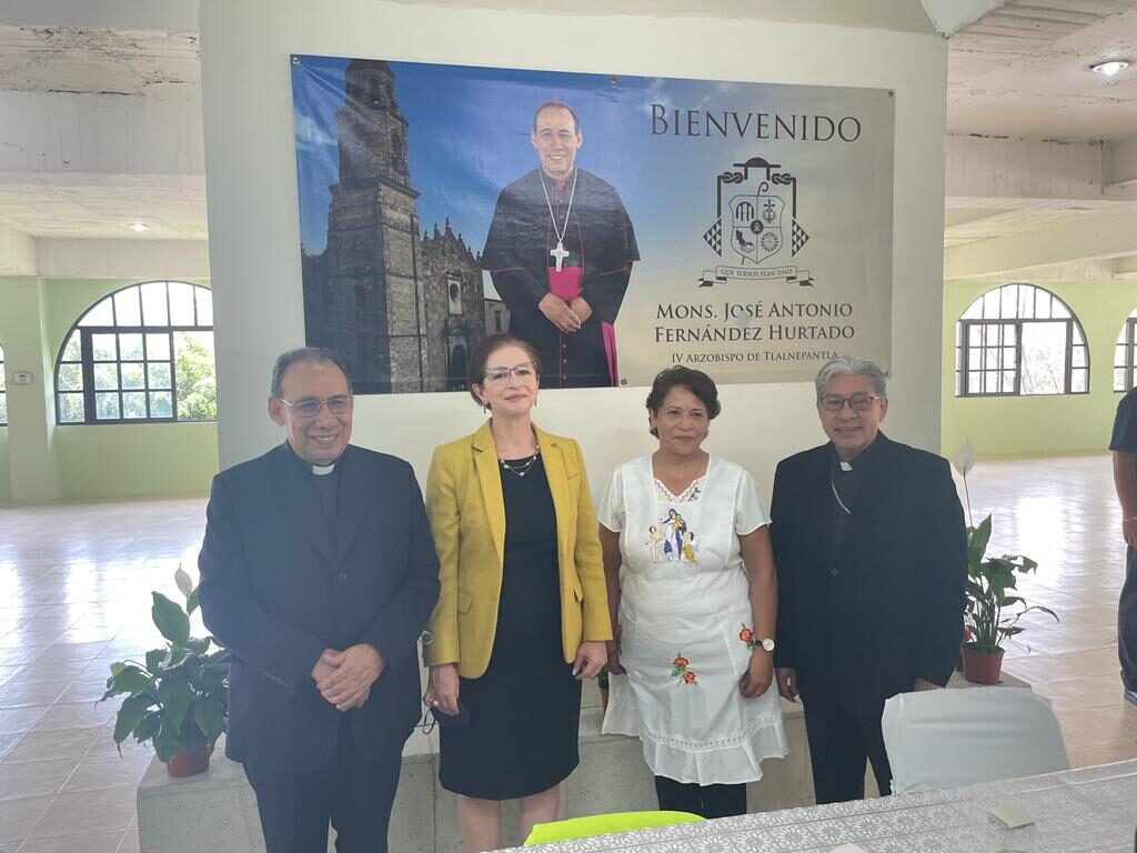 Autoridades religiosas y la presidenta de Naucalpan, Angélica Moya Marín