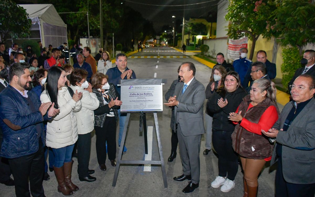 Vecinos de Rinconada Las Arboledas y el alcalde de Atizapán de Zaragoza, Pedro Rodríguez inauguran calles