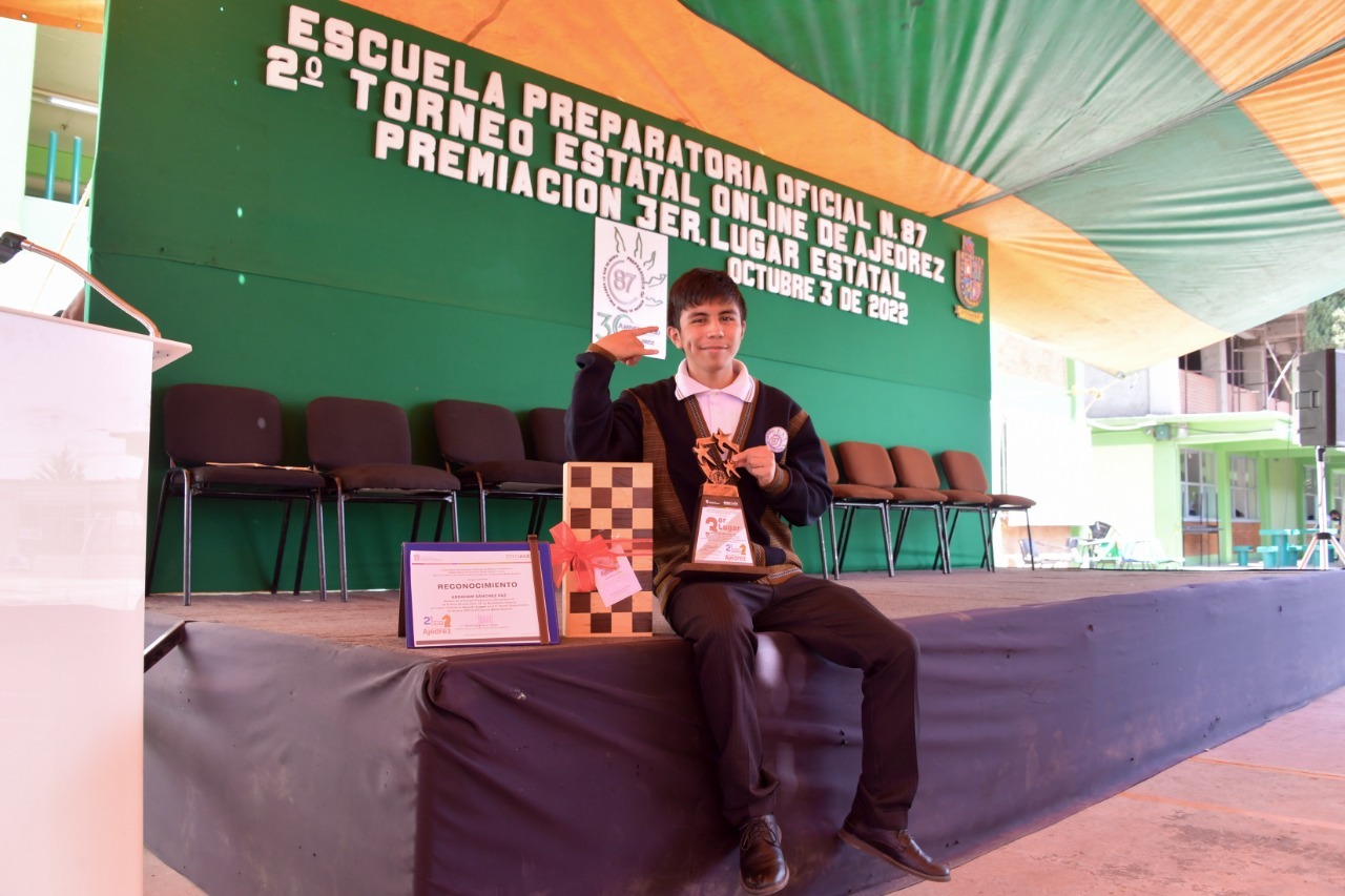 Abraham Sánchez Paz, de la Escuela Preparatoria Oficial Número 87 de Atizapán de Zaragoza, tercer lugar en Ajedrez