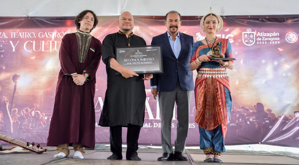 El alcalde Pedro Rodríguez entrega diosa Atzán a Alankar, Ensamble de Danza y Música Clásica de la India